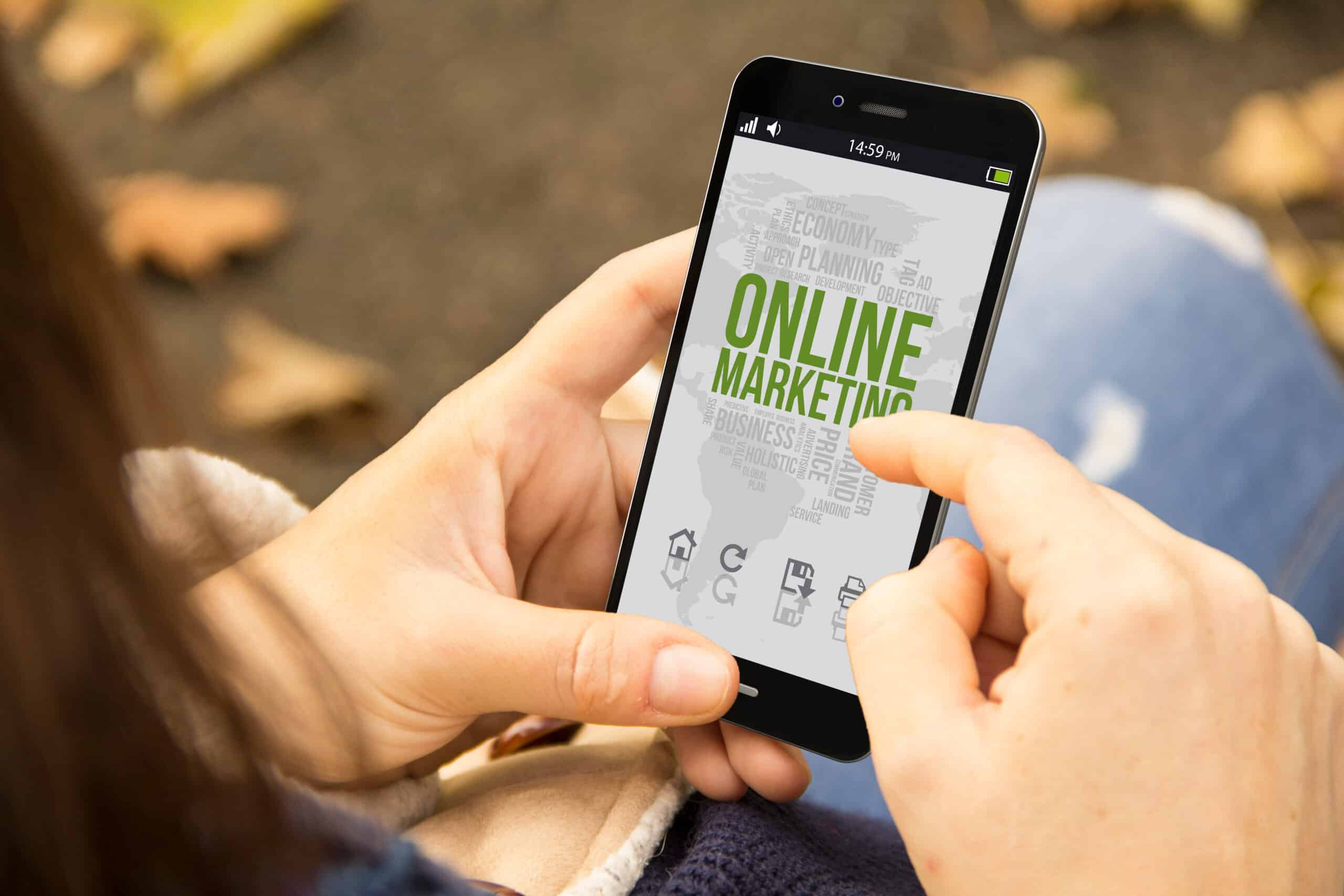 Digitales Geschäftskonzept: Eine Frau hält ein per 3D generiertes Smartphone mit Online-Marketing auf dem Bildschirm. Die Grafiken auf dem Bildschirm sind gestaltet.